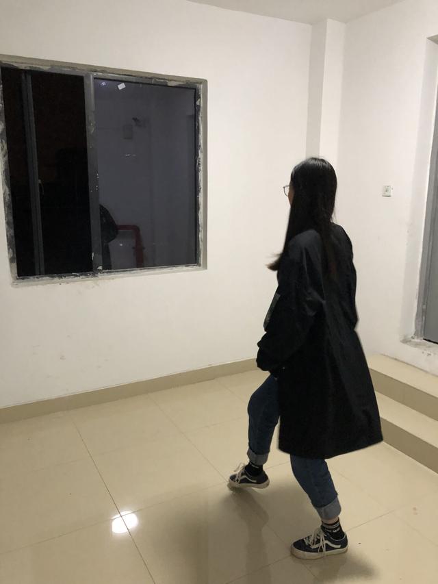 高校学生自学舞蹈 坚持每天清晨练舞“充电”