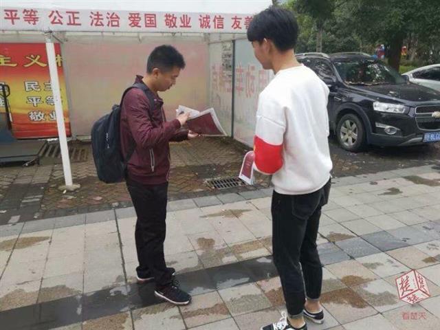 大学生义卖报纸筹集善款,为小动物保护中心送去448斤狗粮