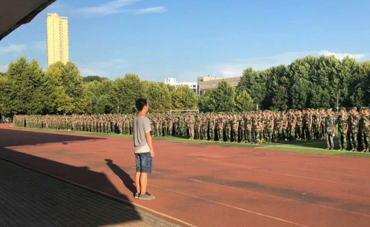高校“最美辅导员” 军训陪学生烈日下站军姿